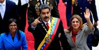 Maduro entre Delcy Rodriguez e sua esposa Cilia Flores, em sua posse de 2018  Foto: Reuters / BBC News Brasil