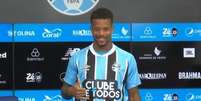 Caio Paulista posa com a camisa 38 do Gr&ecirc;mio em sua apresenta&ccedil;&atilde;o &ndash;  Foto: Reprodu&ccedil;&atilde;o / Gremio TV / Jogada10
