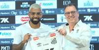 Gabigol &eacute; apresentado como refor&ccedil;o do Santos pelo presidente Marcelo Teixeira.  Foto: Reprodu&ccedil;&atilde;o/SantosTV / Estad&atilde;o