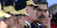 O presidente venezuelano, Nicol&aacute;s Maduro (&agrave; direita), conversa com o ministro da Defesa venezuelano, Vladimir Padrino, durante uma cerim&ocirc;nia na base militar de Forte Tiuna, como parte da posse presidencial em Caracas, em 10 de janeiro de 2025.  Foto: AFP - JUAN BARRETO / RFI