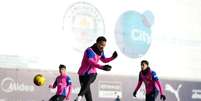 Foto: Divulga&ccedil;&atilde;o - Legenda: Jogadores do Manchester City durante treinamento da equipe / Jogada10
