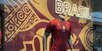 Camisa vermelha da Sele&ccedil;&atilde;o que a Nike produziu e foi motivo de opini&otilde;es controversas - Foto: Reprodu&ccedil;&atilde;o/Footy Headlines / Jogada10