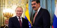 O presidente russo Vladimir Putin cumprimenta o venezuelano Nicol&aacute;s Maduro durante uma reuni&atilde;o no Kremlin, em Moscou, R&uacute;ssia, em 7 de maio de 2025.  Foto: &copy; REUTERS / RFI