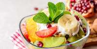 Salada de frutas com nozes e iogurte Foto: nesavinov | Shutterstock / Portal EdiCase