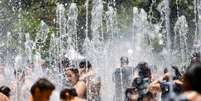 Frequentadores do Parque do Carmo, na zona leste de S&atilde;o Paulo, se refrescam em fonte de &aacute;gua p&uacute;blica. Foto: Taba Benedicto/ Estad&atilde;o - 26/12/2025 / Estad&atilde;o