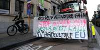 FOTO DE ARQUIVO: Um trator com a inscri&ccedil;&atilde;o: "Nosso fim = Sua fome, Parem o Mercosul, Ursula, estamos aqui, RIP agricultura da UE" est&aacute; estacionado em uma rua enquanto agricultores protestam contra um acordo de livre com&eacute;rcio entre a UE e o Mercosul durante uma c&uacute;pula de l&iacute;deres da Uni&atilde;o Europeia, em Bruxelas, B&eacute;lgica, 18 de dezembro de 2025. REUTERS/Yves Herman/Foto de Arquivo  Foto: Reuters