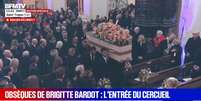 O caix&atilde;o de vime com o corpo de Brigitte Bardot no cortejo at&eacute; o altar da igreja  Foto: Reprodu&ccedil;&atilde;o/TV