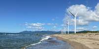 Turbinas eólicas em praia no Japão  Foto: Reuters
