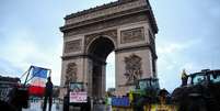 Agricultores franceses estacionam seus tratores em frente ao Arco do Triunfo, em Paris, em 8 de janeiro, em protesto contra a condu&ccedil;&atilde;o do governo no acordo de livre‑com&eacute;rcio entre a Uni&atilde;o Europeia e o Mercosul e no enfrentamento do surto de dermatose nodular bovina.  Foto: REUTERS - Sarah Meyssonnier / RFI