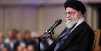 O líder supremo do Irã, aiatolá Ali Khamenei, discursa durante uma reunião em Teerã, Irã, em 3 de janeiro de 2026.  Foto: via REUTERS - Office of the Iranian Supreme Le / RFI