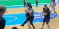 Árbitro foi agredido no NBB Foto: Reprodução / Esporte News Mundo