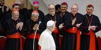 Papa caminha diante de cardeais em audi&ecirc;ncia no Vaticano  Foto: ANSA / Ansa - Brasil