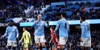 Foto: Lewis Storey/Getty Images - Legenda: Haaland celebra o quarto gol do City, marcado por Jack Fitzwater (contra) / Jogada10