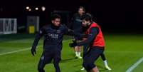 Foto: Divulga&ccedil;&atilde;o - Legenda: Jogadores do PSG durante treinamento da equipe / Jogada10