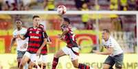  Foto: Adriano Fontes/Flamengo - Legenda: Johnny faz boa jogada para o Flamengo, no meio de campo, no empate por 1 a 1 com a Portuguesa / Jogada10