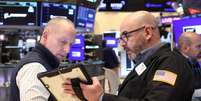 Operadores trabalham na bolsa de Nova York
7 de janeiro de 2026
REUTERS/Brendan McDermid  Foto: Reuters