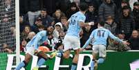 Foto: Stu Forster/Getty Images - Legenda: Jogadores do City comemoram o gol marcado por Semenyo no St. James Park / Jogada10