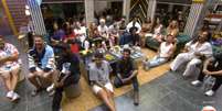 Elenco do BBB26 reunido na sala da casa principal  Foto: Reprodução | Globoplay