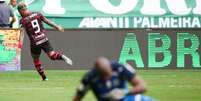 Gabigol comemora gol contra o Palmeiras, em 2019 Foto: Alexandre Schneider/Getty Images