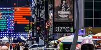Rel&oacute;gios de rua marcam temperaturas acima de 30&deg;C na Av. Paulista, em S&atilde;o Paulo, em dezembro de 2025 Foto: Taba Benedicto/ Estad&atilde;o / Estad&atilde;o