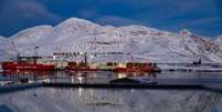 Uma vista do porto de Nuuk, na Groenl&acirc;ndia, enquanto a Fran&ccedil;a anuncia planos de abrir um consulado na ilha do &Aacute;rtico, em meio ao aumento das tens&otilde;es provocadas por declara&ccedil;&otilde;es do presidente norte-americano Donald Trump sobre o futuro do territ&oacute;rio.  Foto: AFP - ODD ANDERSEN / RFI