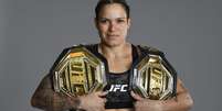 Amanda Nunes com os cintur&otilde;es do UFC Foto: Divulga&ccedil;&atilde;o/Twitter Oficial UFC / Esporte News Mundo