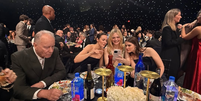 Stellan Skarsg&aring;rd triste com a comida do Critics Choice Awards  Foto: Reprodu&ccedil;&atilde;o/Instagram