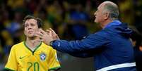 Bernard e o t&eacute;cnico Luiz Felipe Scolari durante a partida em que o Brasil perdeu de 7 a 1 para a Alemanha.  Foto: Nilton Fukuda/Estad&atilde;o / Estad&atilde;o