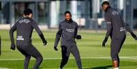 Foto: Divulga&ccedil;&atilde;o - Legenda: Jogadores do PSG durante treinamento da equipe / Jogada10
