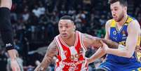 Yago, da sele&ccedil;&atilde;o brasileira de basquete, em jogo da Euroliga Foto: Reprodu&ccedil;&atilde;o X/@kkcrvenazvezda / Estad&atilde;o