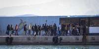 Foto ilustrativa: migrantes aguardam transfer&ecirc;ncia ap&oacute;s serem resgatados pela guarda costeira da Gr&eacute;cia ao largo da ilha de Creta, em 15 de dezembro de 2025.  Foto: &copy; Costas Metaxakis / AFP / RFI
