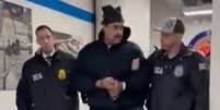 Presidente da Venezuela Nicolas Maduro é conduzido por oficiais da DEA em prédio da agência antidrogas em Nova York  Foto: Reprodução @RapidResponse47 via X