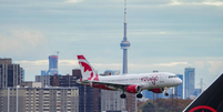 Homem foi resgatado após ficar preso em porão de avião no Canadá  Foto: Arlyn McAdorey/Toronto Star