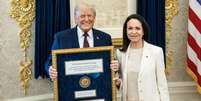 Trump exalta gesto 'maravilhoso' de Corina Machado, que o presenteo com sua medalha do Nobel da Paz.  Foto: via REUTERS - Daniel Torok/The White House / RFI