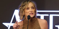 Sharon Stone se irrita em discurso de premia&ccedil;&atilde;o e xinga 'moleques' que a acusaram de roubar cadeira Foto: Getty Images