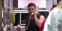 Marcelo atende Big Fone  Foto: Reprodu&ccedil;&atilde;o | Globoplay