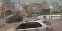 Carros foram arrastados por enxurrada no Cap&atilde;o Redondo. Foto: Reprodu&ccedil;&atilde;o TV GLOBO / Estad&atilde;o