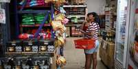 Moradoras comparam os preços em um supermercado nos arredores de Buenos Aires (13 de janeiro de 2026). Foto: REUTERS - Agustin Marcarian / RFI