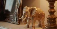 Descubra por que o elefante de decora&ccedil;&atilde;o costuma ficar de costas para a porta, o que ele simboliza no Feng Shui e como usar de amuleto&nbsp;  Foto: Reprodu&ccedil;&atilde;o/Canva / Bons Fluidos