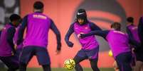 Foto: Marc Graupera / FC Barcelona - Legenda: Jogadores do Barcelona durante treinamento da equipe / Jogada10