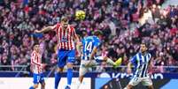 Sorloth (&agrave; direita) faz o gol e recebe os cumprimetos dos compaaheiros do Atl&eacute;tico de Madrid. Foto: Angel Martinez/Getty Images / Jogada10
