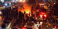 Pessoas se reúnem durante um protesto em 8 de janeiro de 2026 em Teerã, Irã. As manifestações ocorrem desde dezembro, desencadeadas pela inflação galopante e pelo colapso do rial, e se expandiram para reivindicações mais amplas por mudanças políticas.  Foto: Anônimo/Getty Images