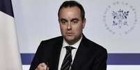 O primeiro-ministro francês, Sébastien Lecornu, fala com jornalistas durante uma conferência de imprensa após a reunião do Conselho de Ministros em Paris, em 19 de janeiro de 2026.  Foto: AFP - STEPHANE DE SAKUTIN / RFI