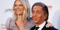 Gwyneth Paltrow e Valentino Garavani posam para fotos na estreia do document&aacute;rio 'Valentino: O &Uacute;ltimo Imperador'  Foto: Reuters / BBC News Brasil
