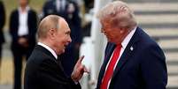 O presidente dos Estados Unidos, Donald Trump, cumprimenta o presidente russo, Vladimir Putin, em reunião para negociar o fim da guerra na Ucrânia, na Base Elmendorf-Richardson em Anchorage, no Alasca  Foto: Reuters / BBC News Brasil