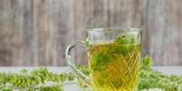 Conheça os benefícios do chá de salsinha  Foto: Freepik