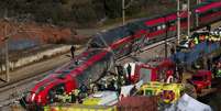 Membros da Guarda Civil Espanhola trabalham ao lado de um dos trens envolvidos no acidente, perto de Adamuz, em Córdoba, Espanha, em 19 de janeiro de 2026. REUTERS/Susana Vera TPX IMAGES OF THE DAY  Foto: REUTERS - Susana Vera / RFI