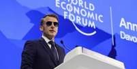 Emmanuel Macron na tribuna do F&oacute;rum Econ&ocirc;mico Mundial em Davos, 20 de janeiro de 2026.  Foto: AFP - LUDOVIC MARIN / RFI