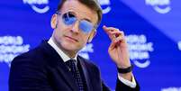 Emmanuel Macron, presidente da França, participou do Fórum Econômico Mundial em Davos, na Suíça, com óculos escuros  Foto: REUTERS/Denis Balibouse