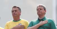 Tarcísio de Freitas ao lado de Jair Bolsonaro; governador nega discussão sobre cenário eleitoral.  Foto: Tiago Queiroz/Estadão / Estadão